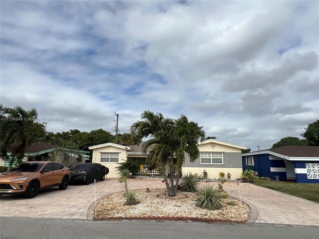 view of front of property