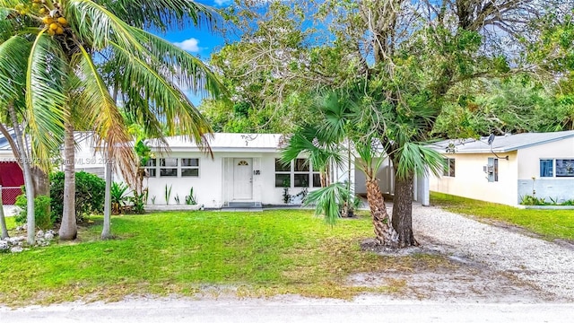 view of front facade featuring a front yard