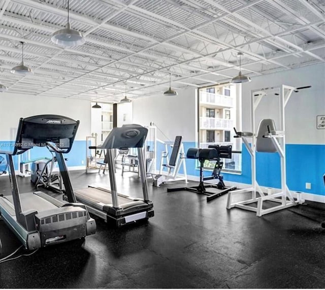 exercise room featuring baseboards