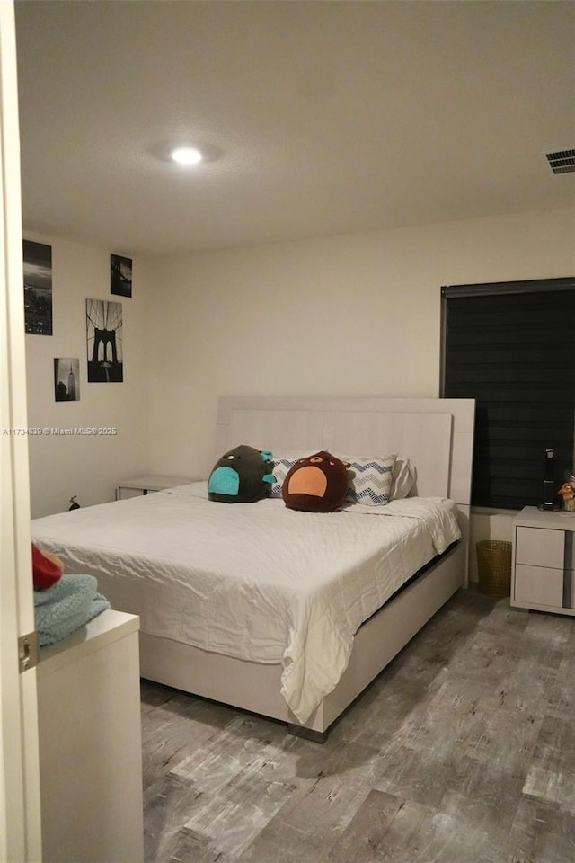 bedroom featuring visible vents, wood finished floors, and recessed lighting