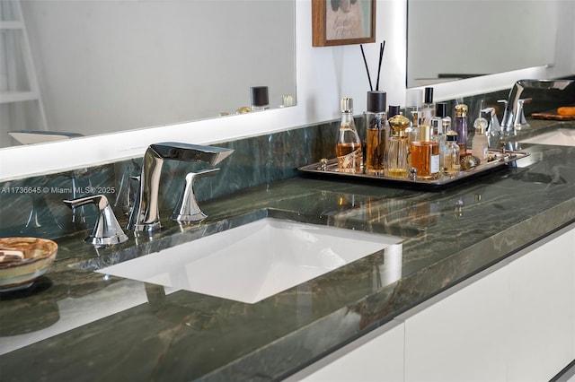 interior details featuring tasteful backsplash and indoor wet bar