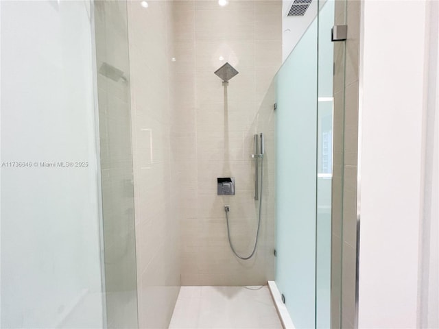 bathroom featuring a tile shower