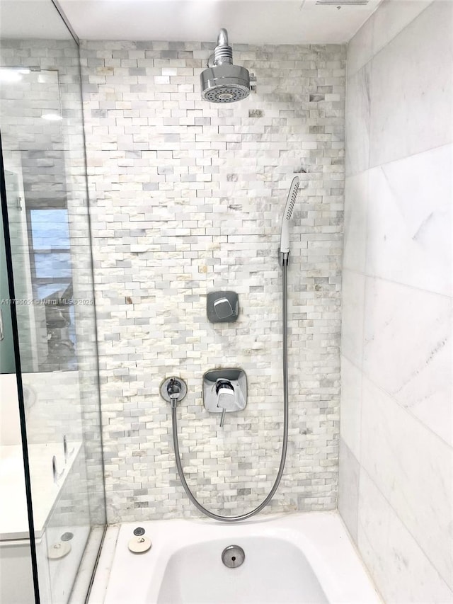 bathroom with tiled shower / bath