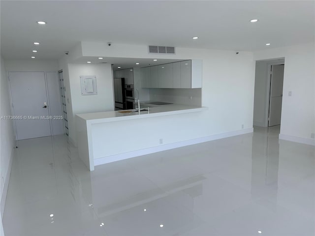 kitchen with visible vents, modern cabinets, a peninsula, light countertops, and recessed lighting