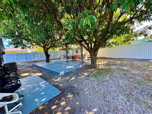 view of yard featuring a patio area