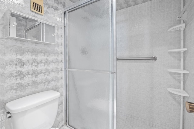 1200 Saint Charles Pl Unit Ph7, Pembroke Pines, FL 33026 - full bath featuring a stall shower, toilet, and wallpapered walls