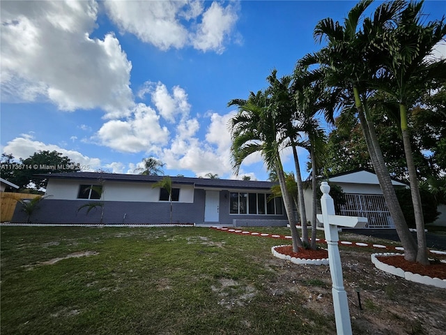 single story home featuring a front lawn