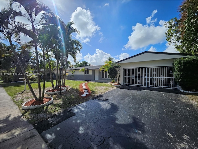 view of front of house featuring a front lawn