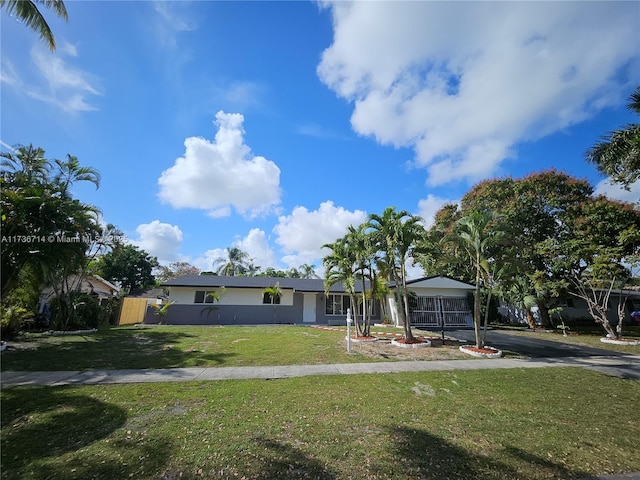 view of front facade featuring a front lawn