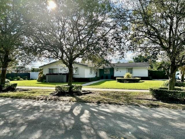 single story home with a front yard