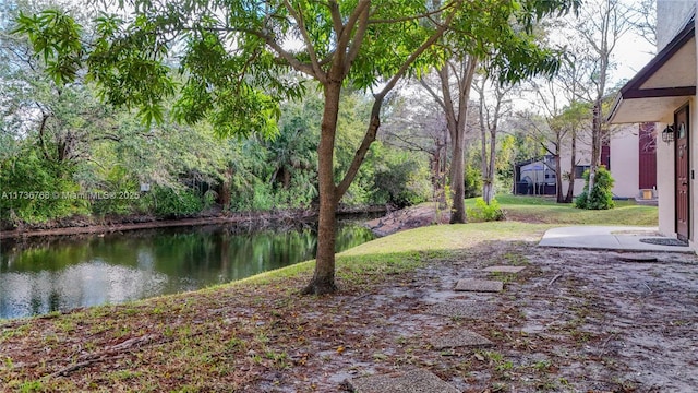 view of yard featuring a water view