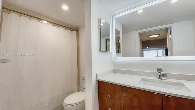 full bathroom featuring toilet, curtained shower, vanity, and recessed lighting