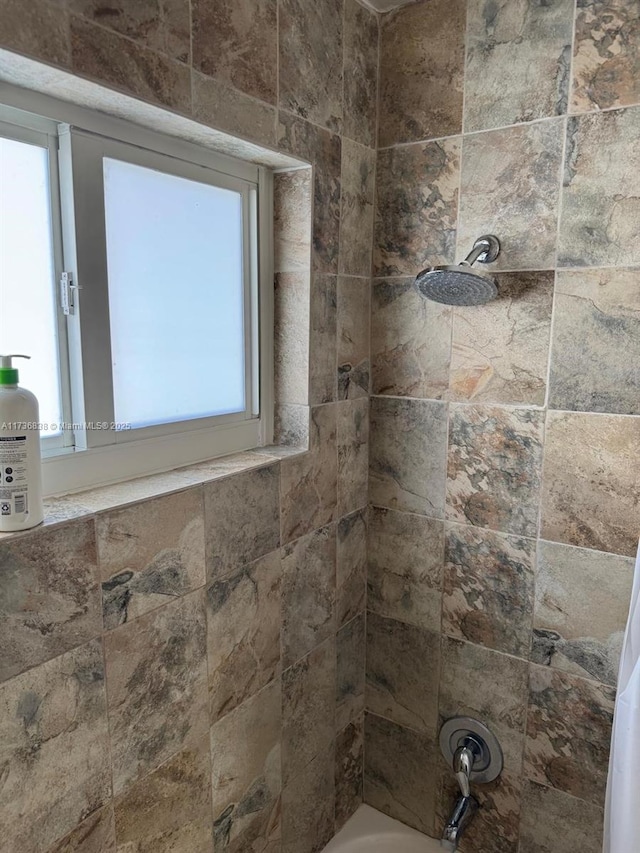 bathroom featuring tiled shower / bath