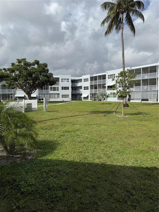 view of property's community featuring a yard