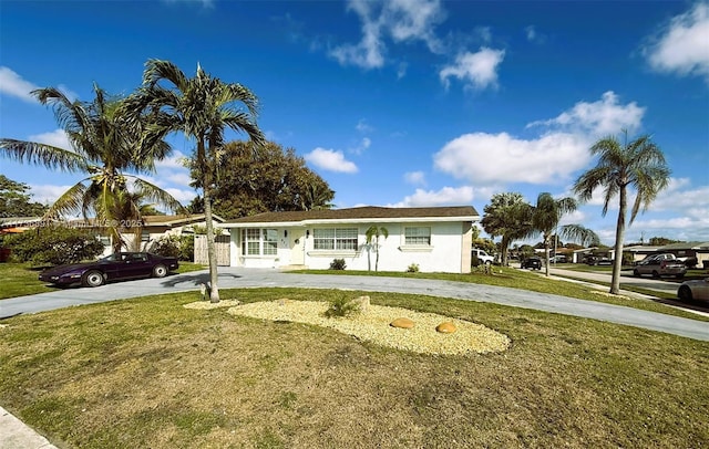 single story home with a front lawn