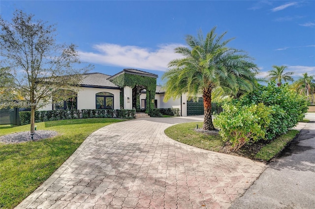 view of front of home featuring a front lawn