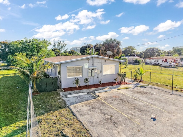 view of front of property with a front yard