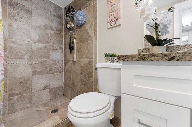 bathroom featuring a shower with curtain and toilet