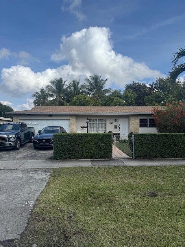 single story home featuring a front lawn