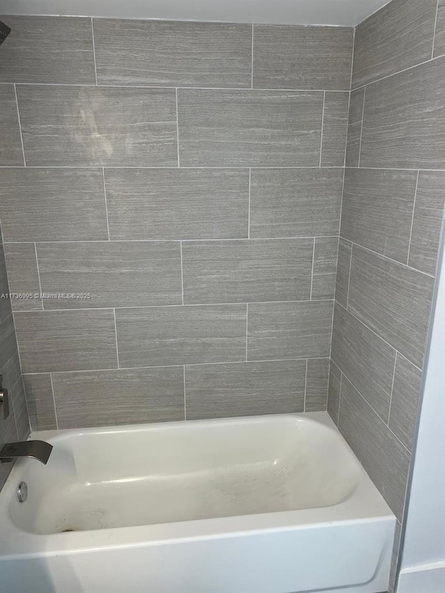 bathroom with tiled shower / bath