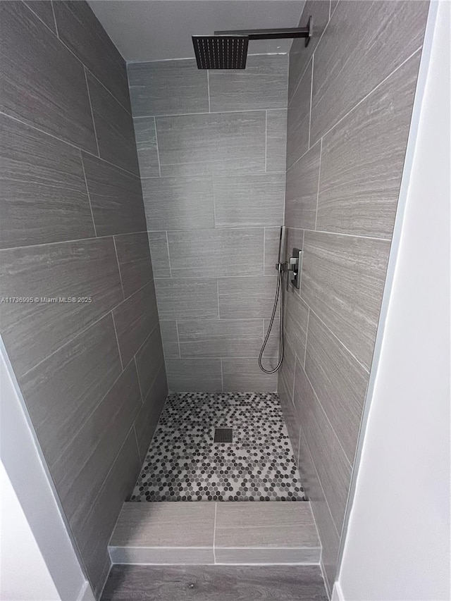 bathroom featuring a tile shower