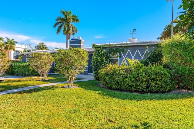 view of front of property featuring a front yard