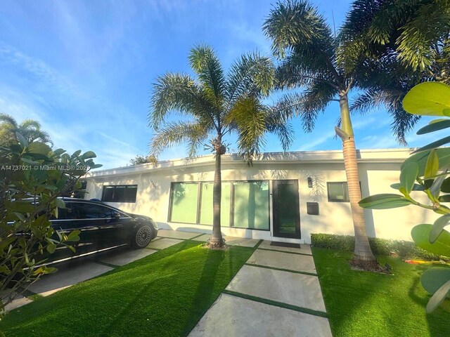 view of front facade with a front yard