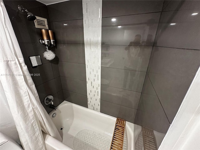 bathroom featuring shower / tub combo