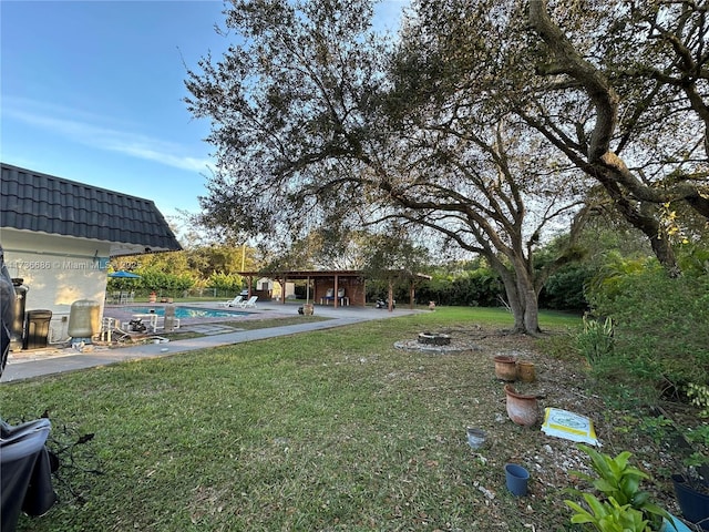 view of yard featuring an outdoor fire pit