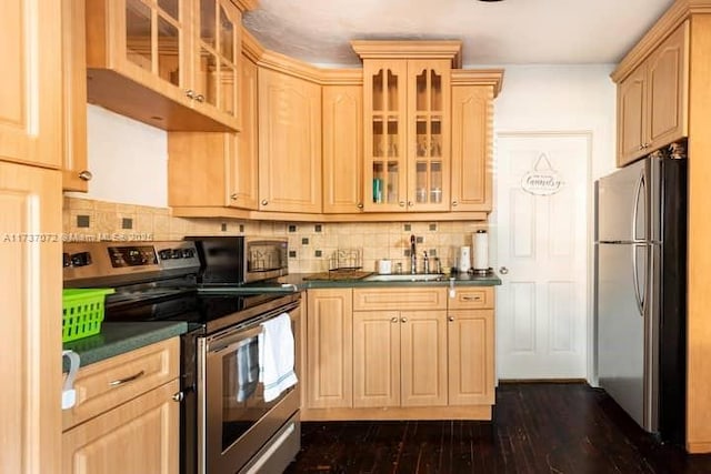 kitchen with sink, backsplash, stainless steel appliances, and light brown cabinets