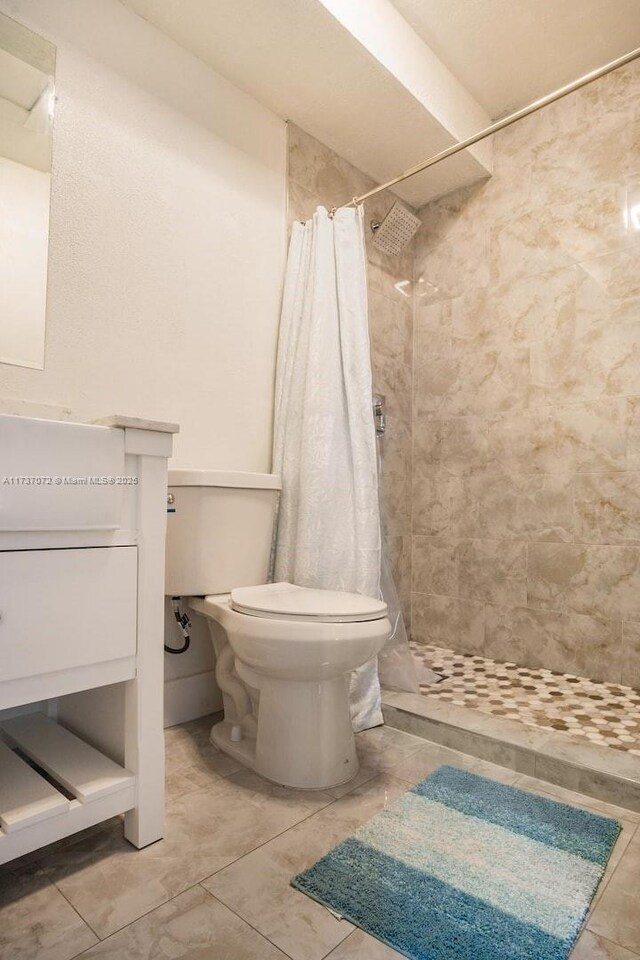 bathroom with curtained shower and toilet