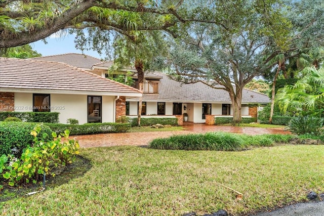 view of front of property featuring a front yard