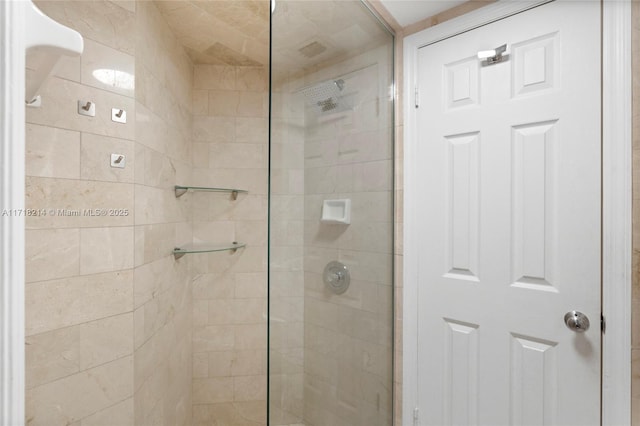 bathroom featuring tiled shower