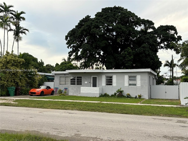 single story home with a front lawn