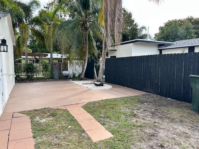 view of yard featuring a patio