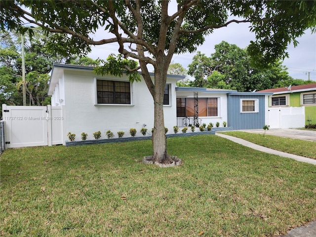 view of front facade featuring a front yard