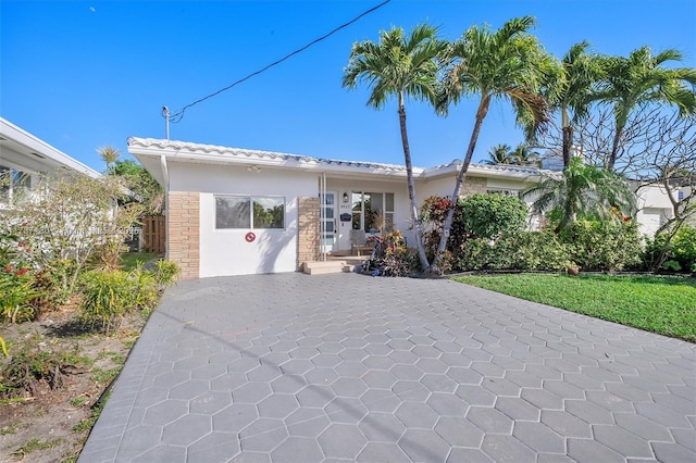 view of front of property featuring a front lawn