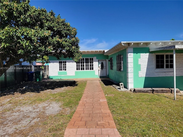 single story home with a front lawn