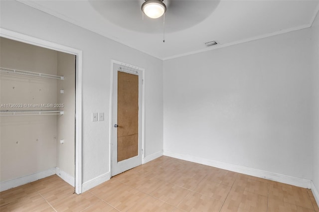 unfurnished bedroom with ceiling fan and a closet