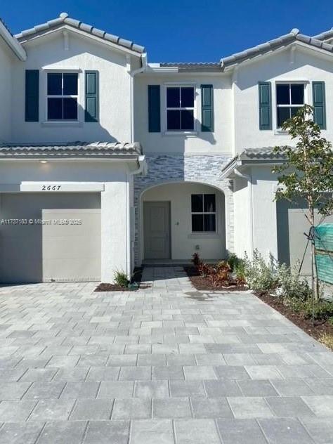 view of front facade with a garage