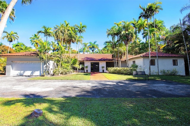 view of front facade featuring a garage and a front yard