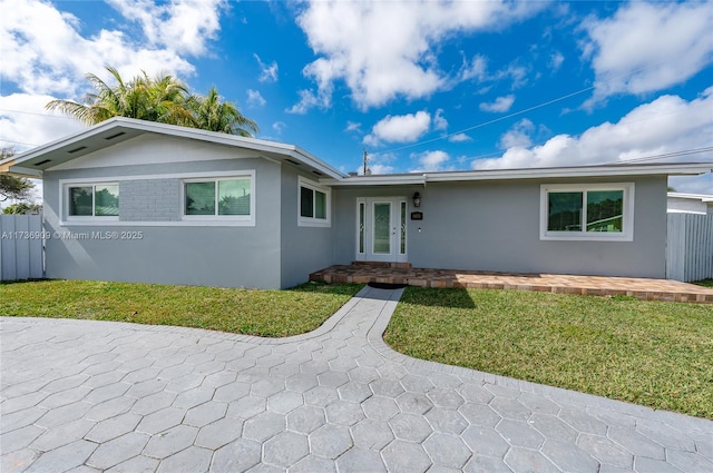 ranch-style home featuring a front lawn