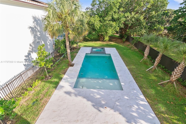 view of swimming pool featuring a yard