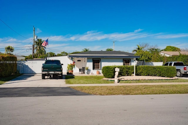 view of front of home featuring a front lawn