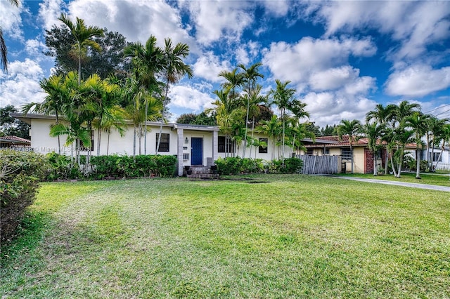 view of front of house featuring a front yard