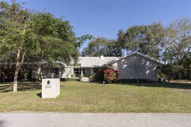 view of front facade featuring a front yard