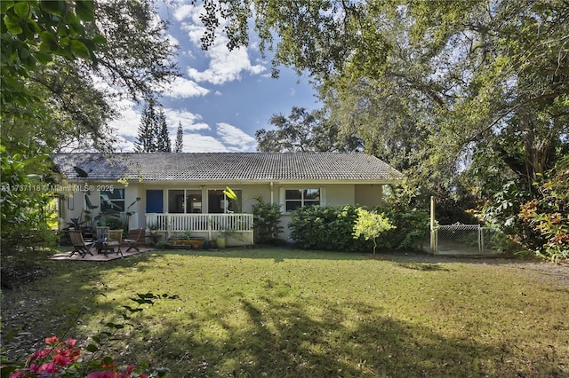 view of front facade with a front lawn