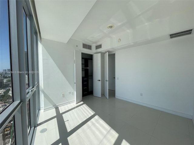 unfurnished room featuring light tile patterned floors