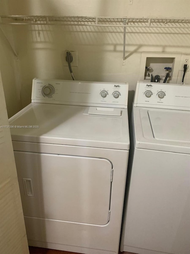 3437 NW 44th St Unit 102, Oakland Park, FL 33309 - laundry room with independent washer and dryer
