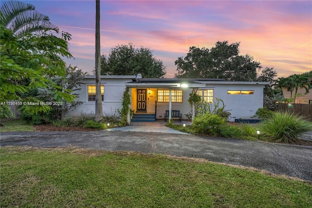 view of front of property featuring a yard